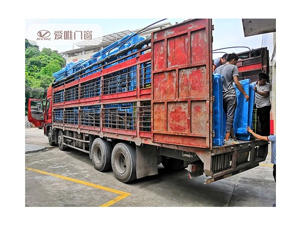 廚房門選擇吊軌推拉門還是下滑軌推拉門好呢？