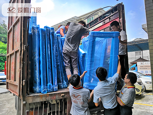 愛唯門窗產品裝車圖