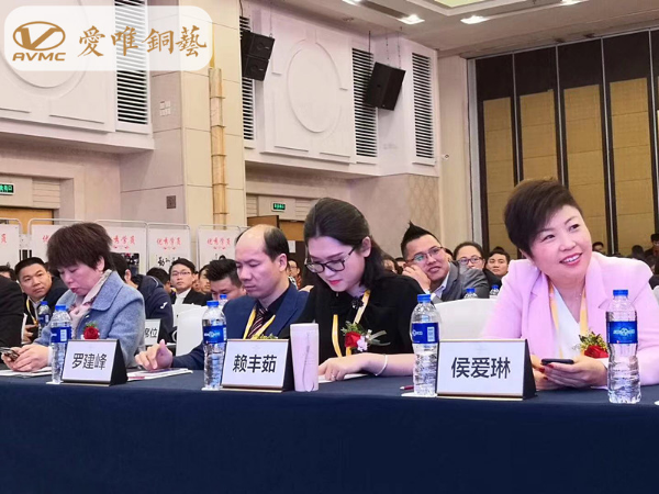 真銅門定制愛唯銅藝榮獲“佛山十大牛商”頒獎典禮現場的精彩瞬間