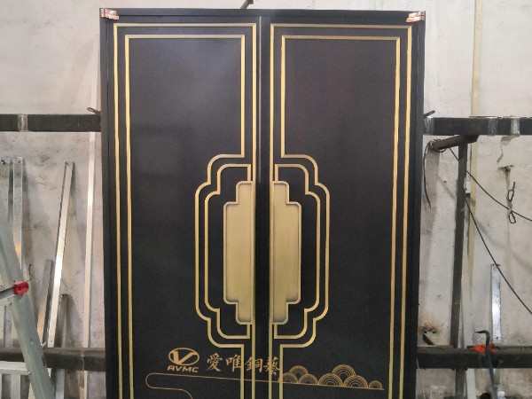 佛山銅門廠家愛唯銅藝——新中式銅門車間調試